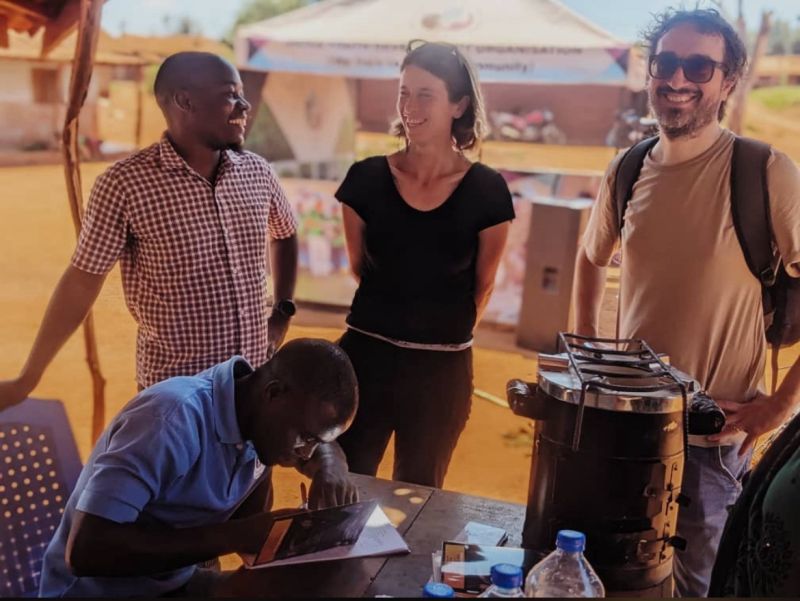 Nicola Baggio con partner locali in Tanzania durante una presentazione del Jiko Makini alla comunità