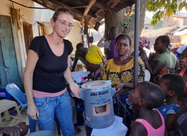 Attività sul campo di OffGridSun: presentazione del Jiko Makini alla comunità