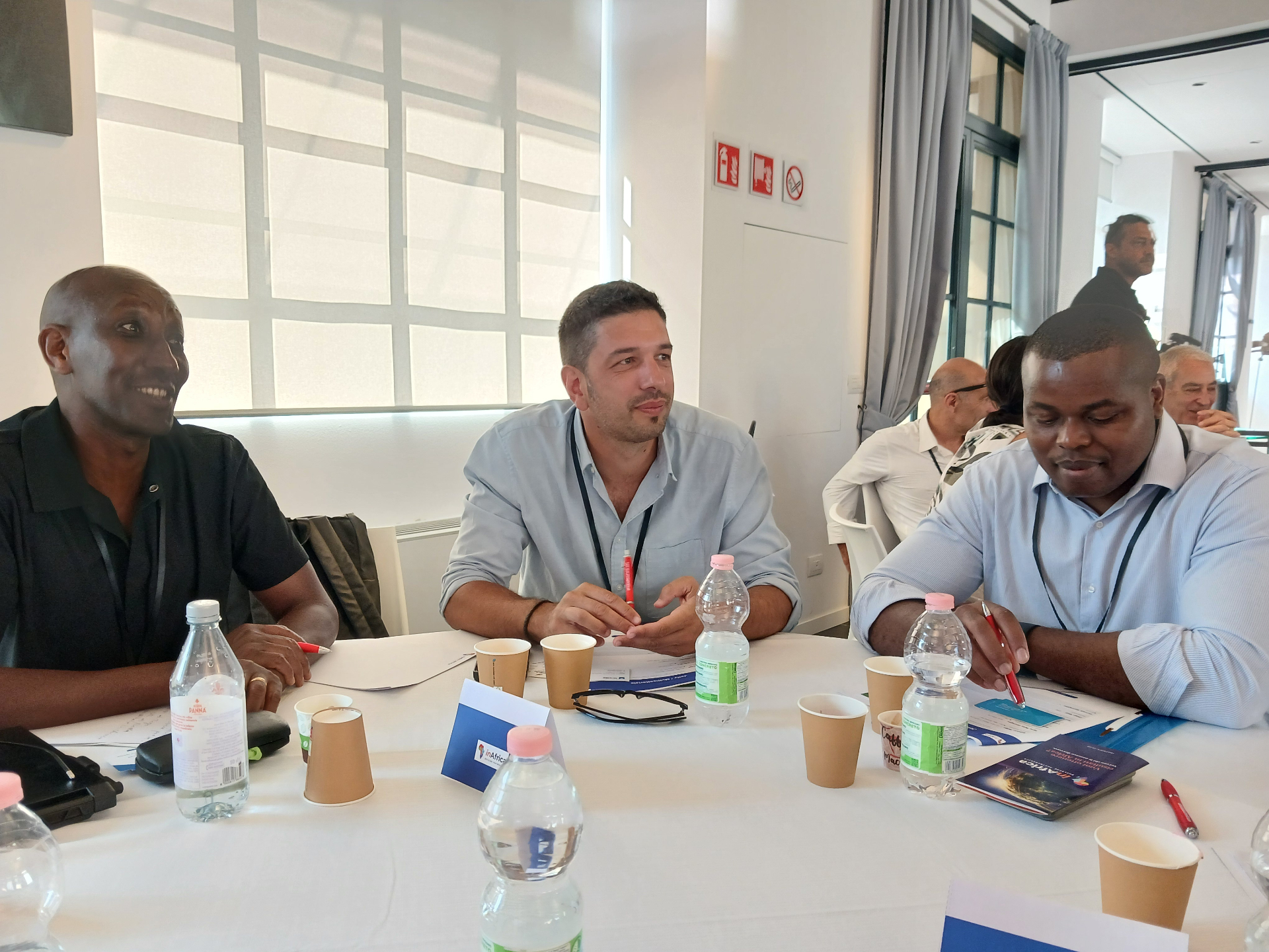 Tavolo di confronto tra membri del Club inAfrica