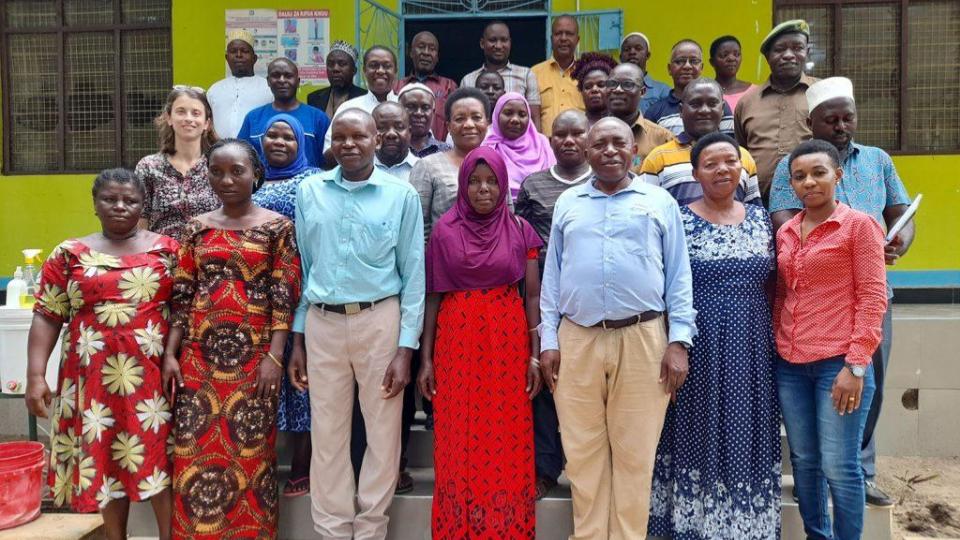 Il team OffGridSun con la comunità locale in Tanzania