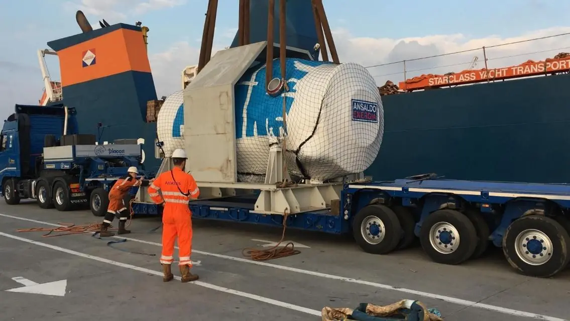 Spedizione SODIMAX di un carico industriale pesante in porto: trasformatore Ansaldo Energia su semirimorchio