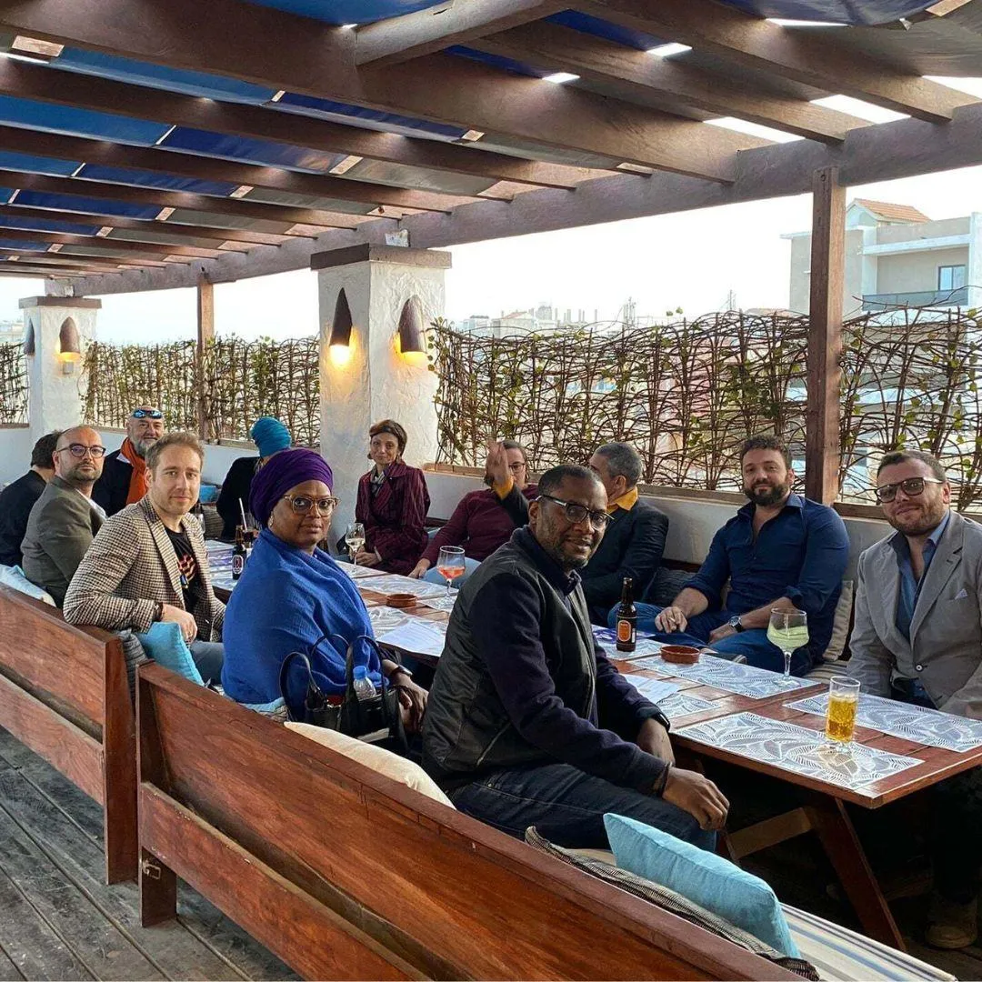 Imprenditori italiani e africani a cena durante un viaggio inAfrica