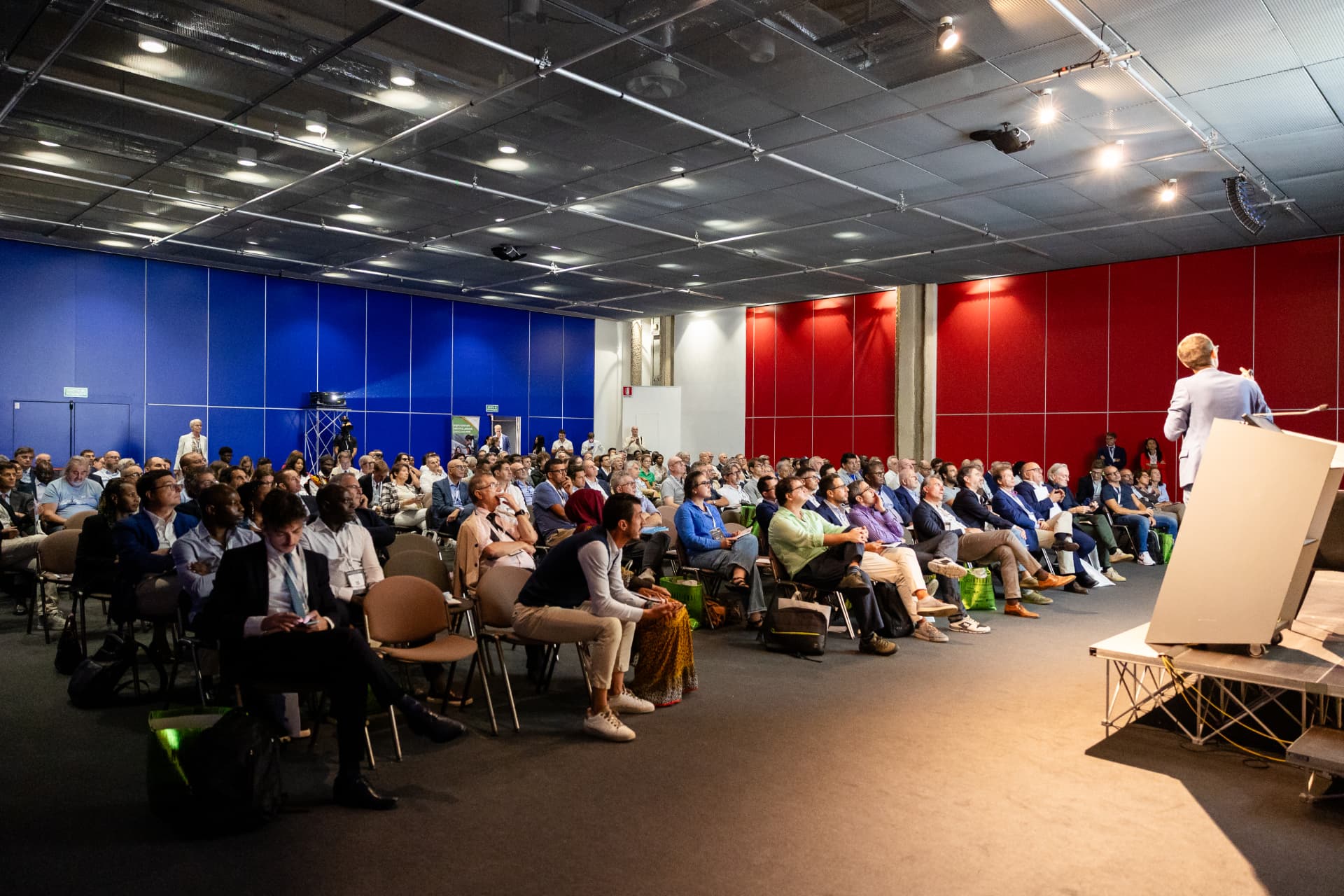 La sala del Summit inAfrica a Milano durante un intervento dal palco